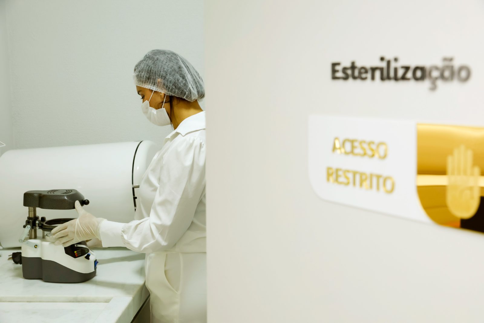 Profissional da SMT na área de esterilização, com acesso restrito
