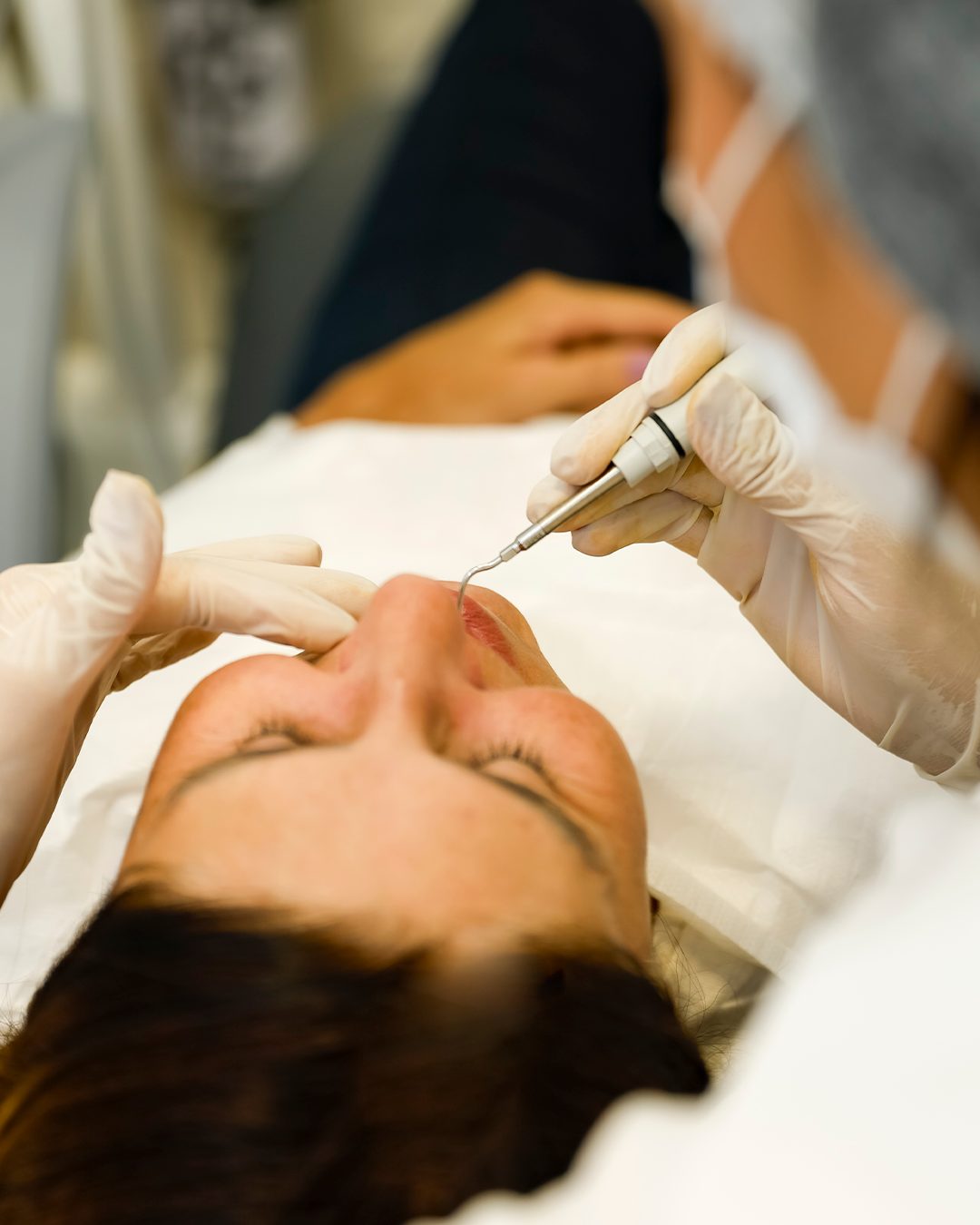 Atendimento odontológico na SMT Odontologia, com profissional realizando procedimento